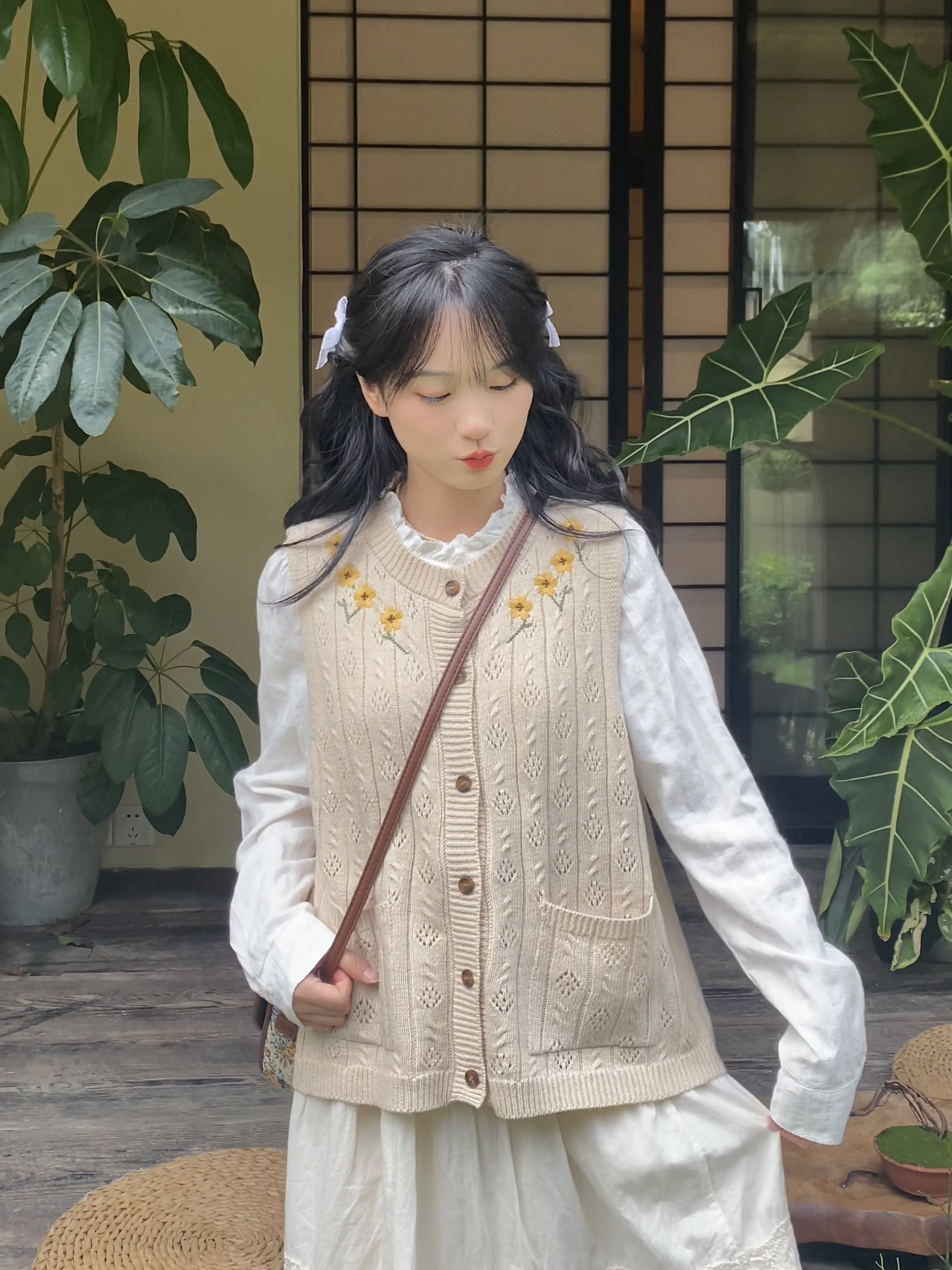 ニットベスト 花刺繍入り編み模様ニットベスト