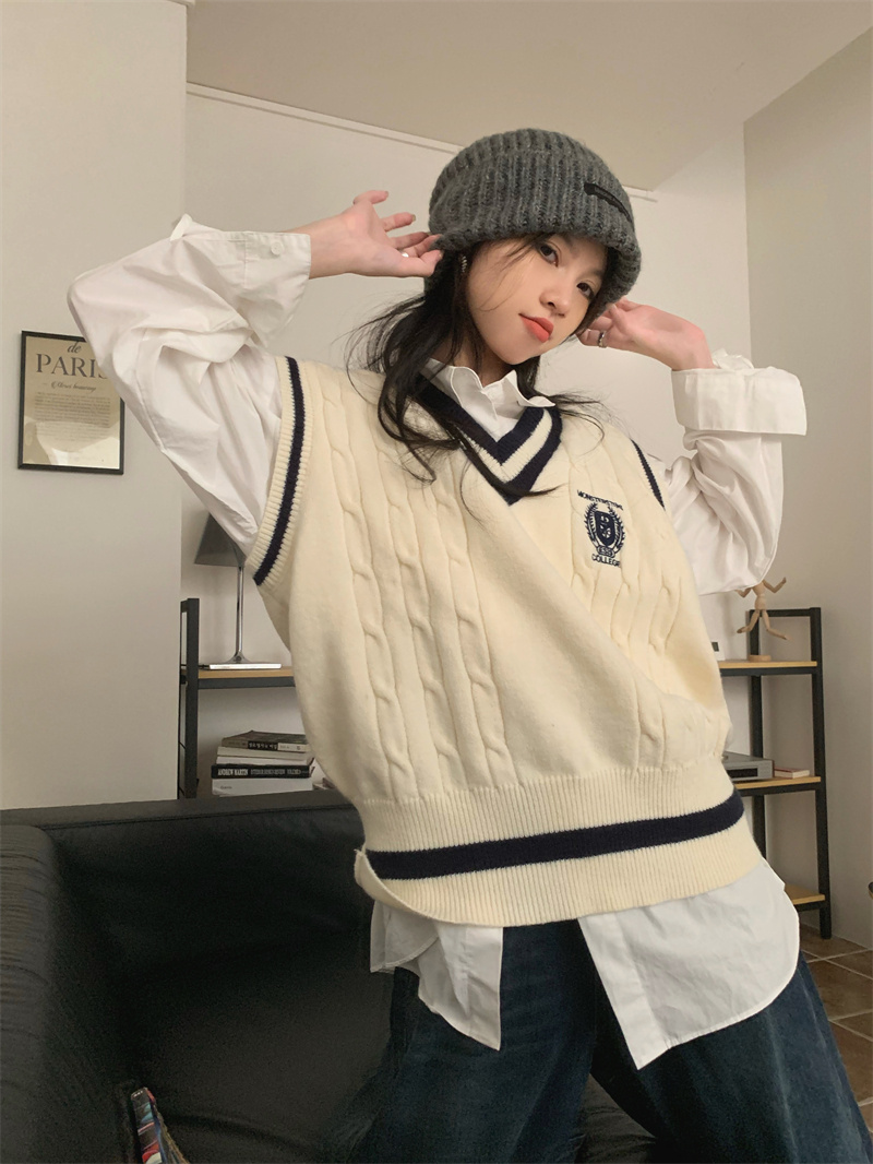 白色学院風ケーブル編みブイネックニットベスト
