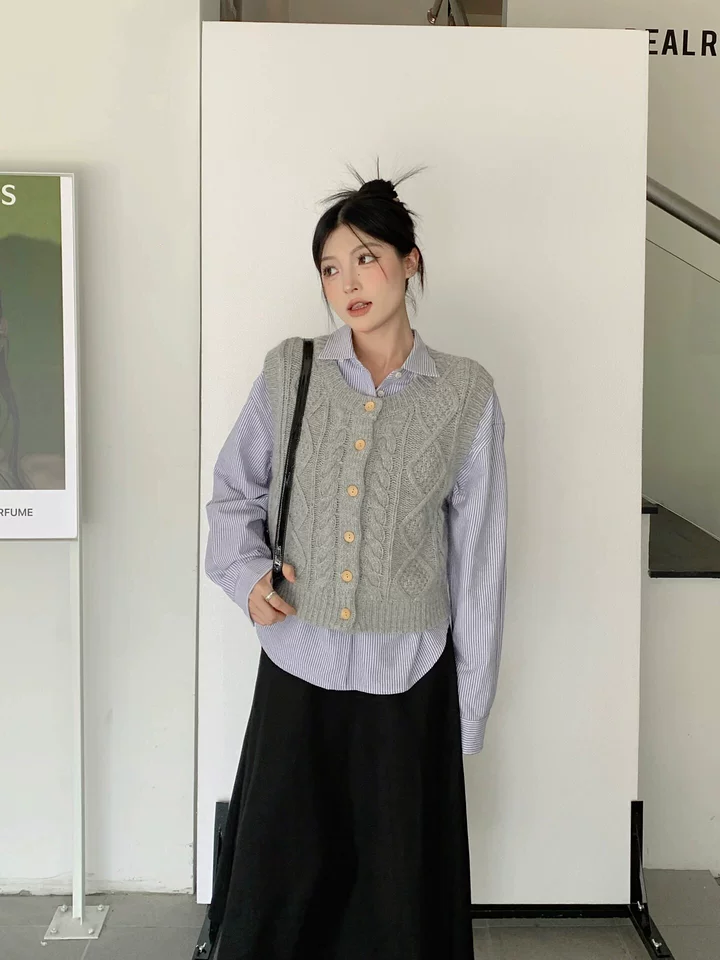 ニットベスト 縄編み模様の前開きニットベスト