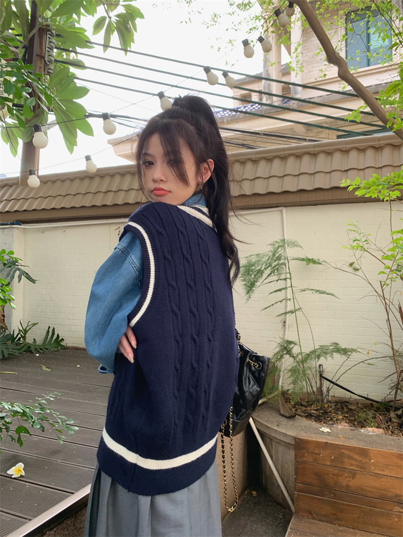 白色学院風ケーブル編みブイネックニットベスト