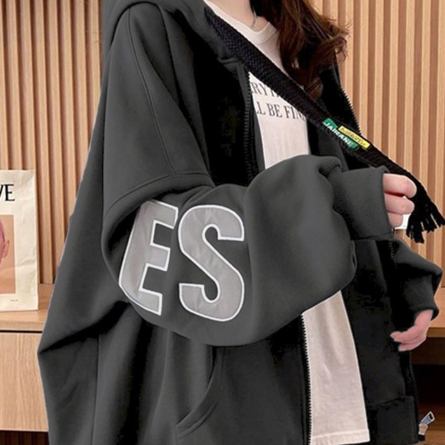大きめサイズ 韓国風大きめロゴ入りフード付きジップパーカー