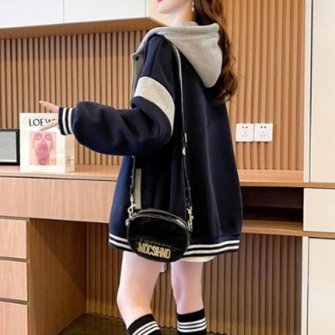 大きめサイズ刺繍入りフード付きスタジャン風 ジャケット