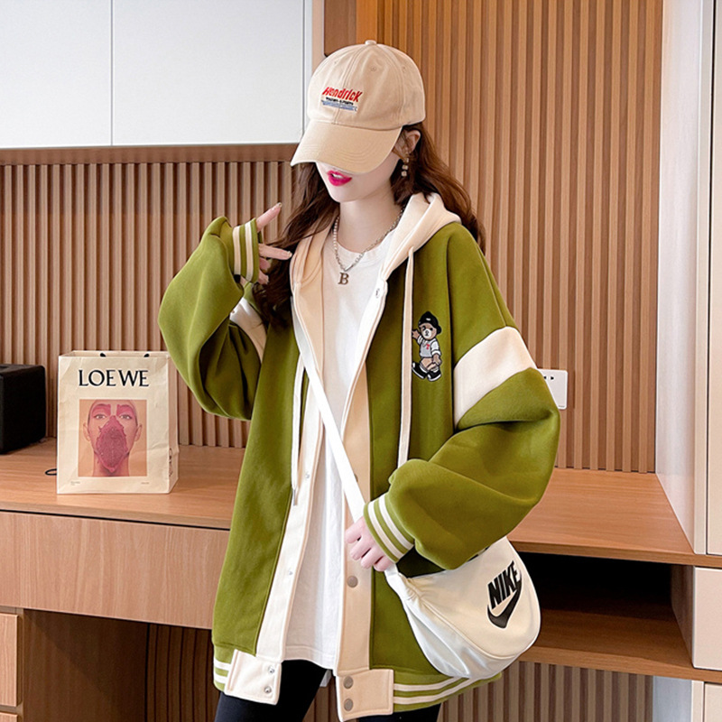 大きめサイズ刺繍入りフード付きスタジャン風 ジャケット