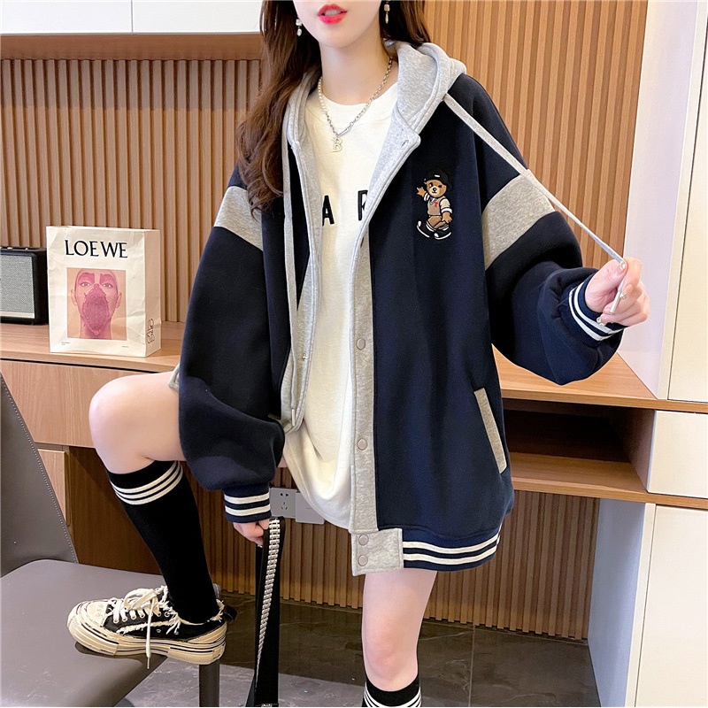 大きめサイズ刺繍入りフード付きスタジャン風 ジャケット