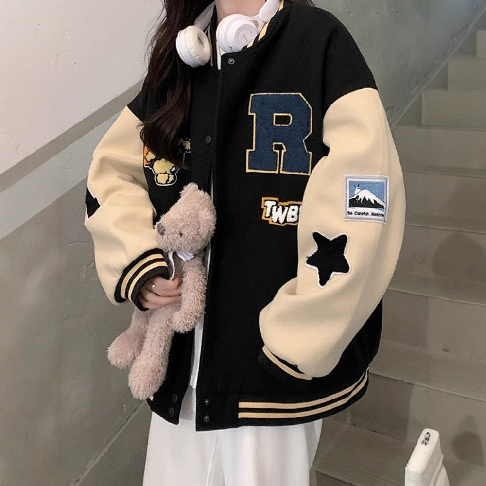 大きめサイズ ゆったり着こなせる刺繍ワッペン付きスタジャン風　ジャケット