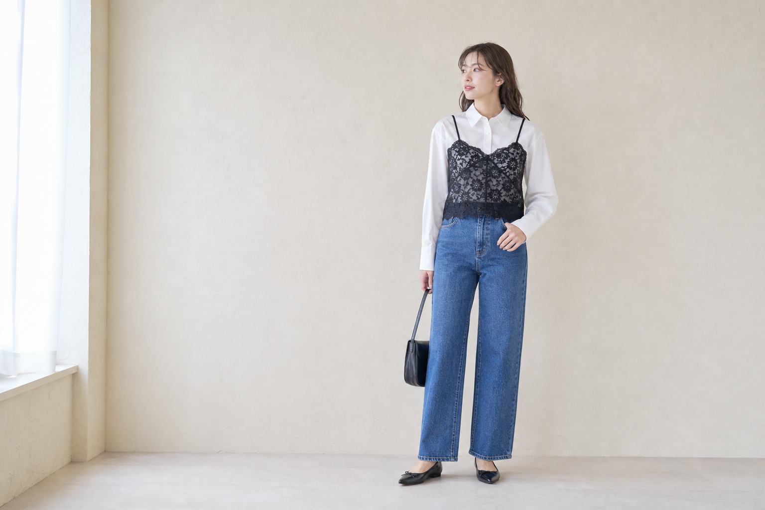 白シャツに黒いレースビスチェを重ね、デニムを合わせた大人カジュアルコーデ