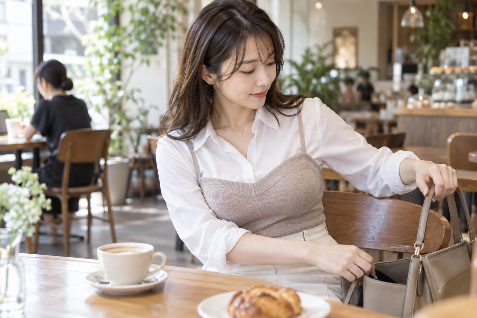 白シャツにビスチェ風トップスを重ねたコーディネート例