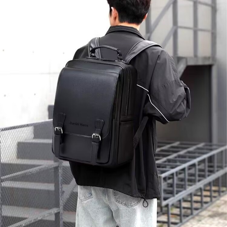 レザー素材のスリムなビジネスリュック