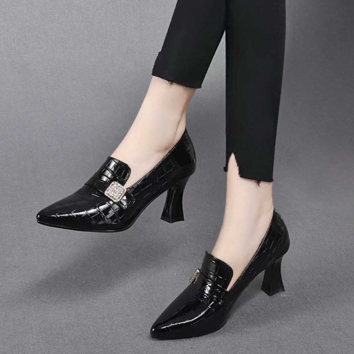 【クラシカル】クロコ型押し ラウンドトゥパンプス - 履きやすい 快適
