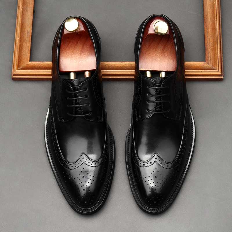 【本革】ウィングチップ紳士靴 - 伝統的なデザイン