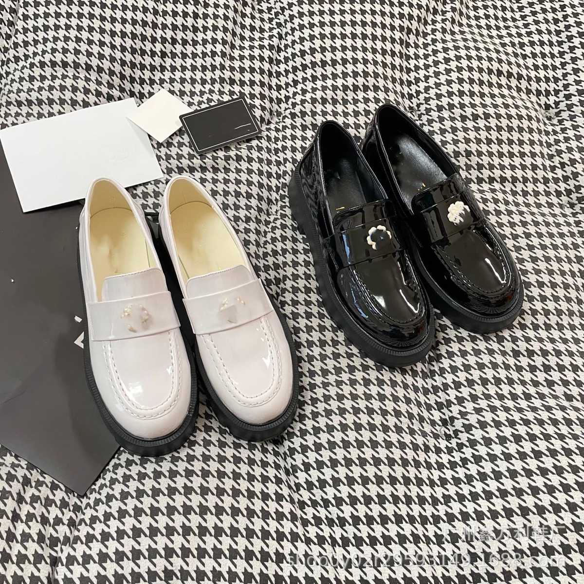 【レディース】花モチーフ ローファー - 艶やかでフェミニンな足元に