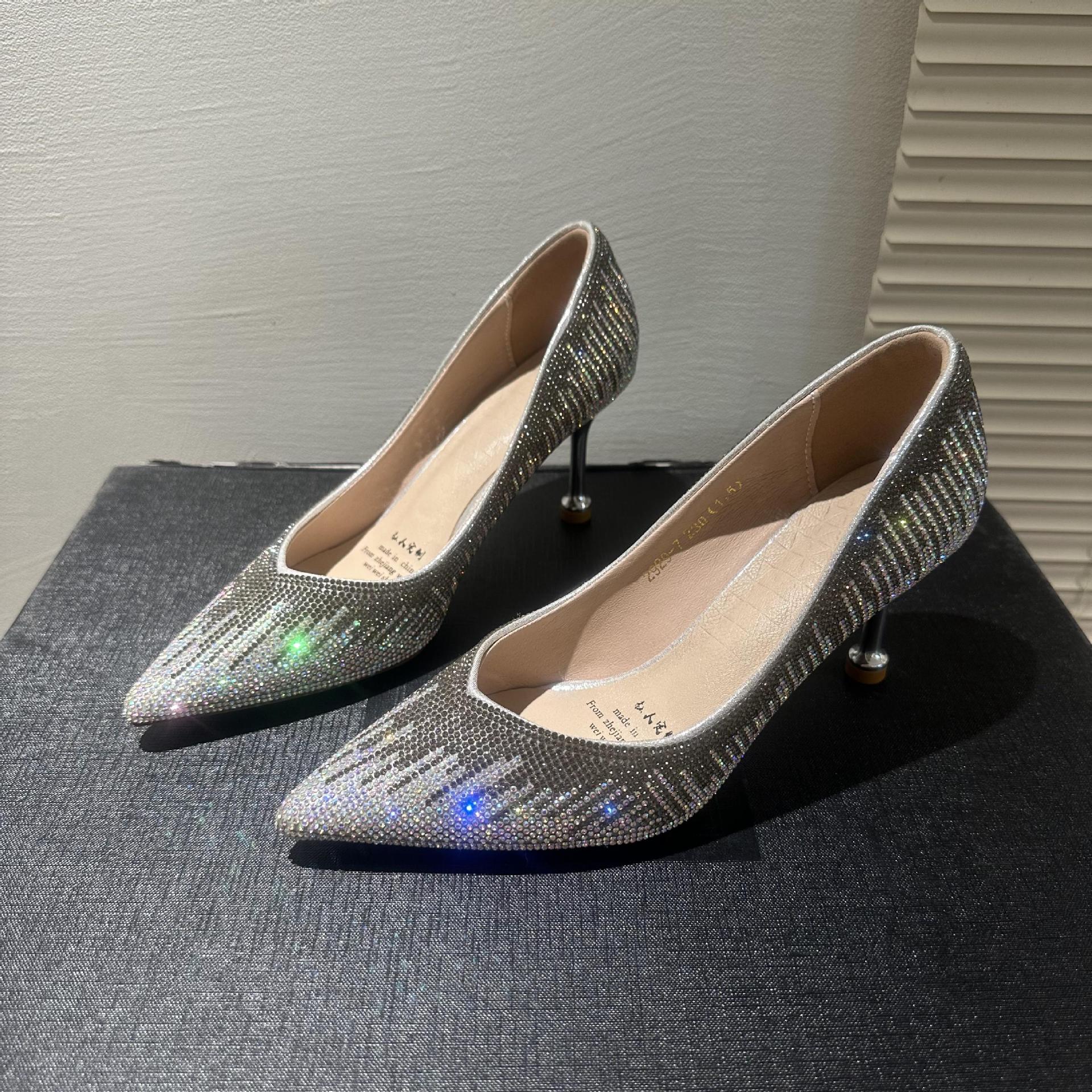 キラキラ輝くパール調パンプス