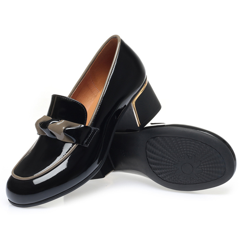 ビジネスシューズ メタル飾り付きローファー風チャンキーヒールパンプス