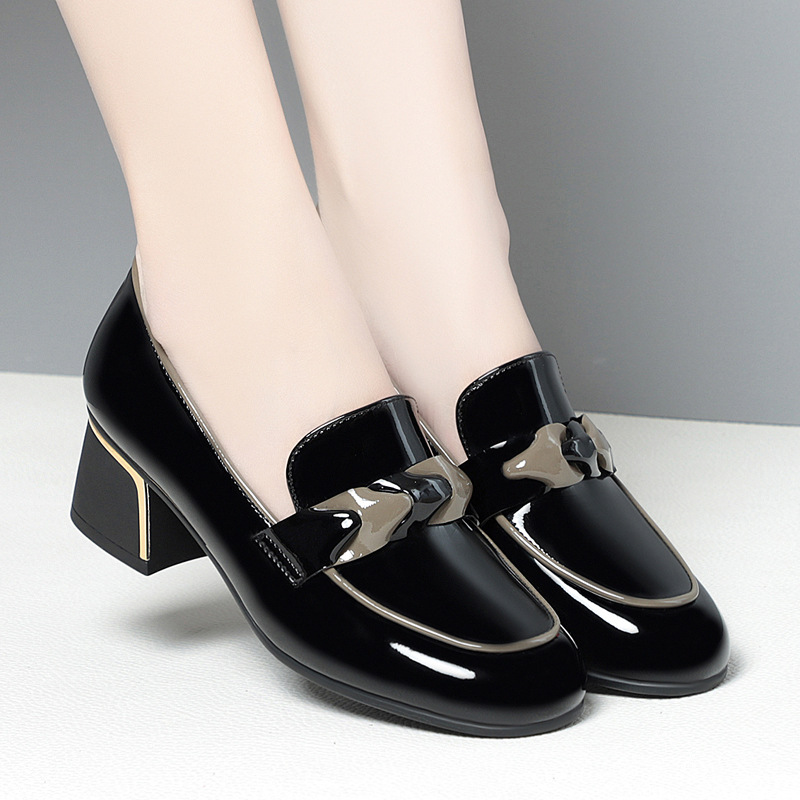 ビジネスシューズ メタル飾り付きローファー風チャンキーヒールパンプス