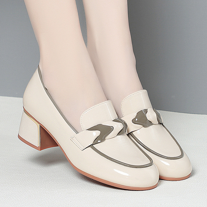 ビジネスシューズ メタル飾り付きローファー風チャンキーヒールパンプス