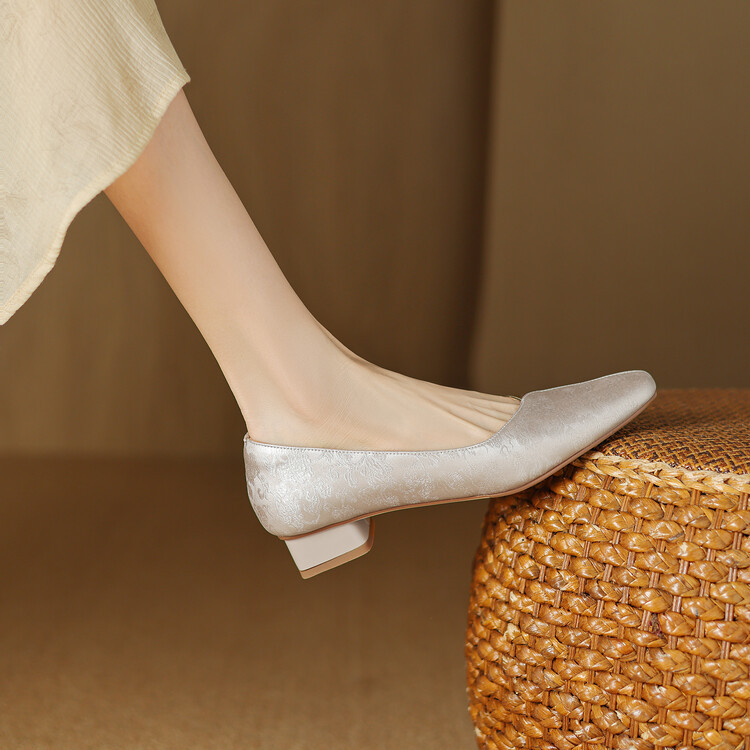 上品刺繍入りプチヒールパンプス