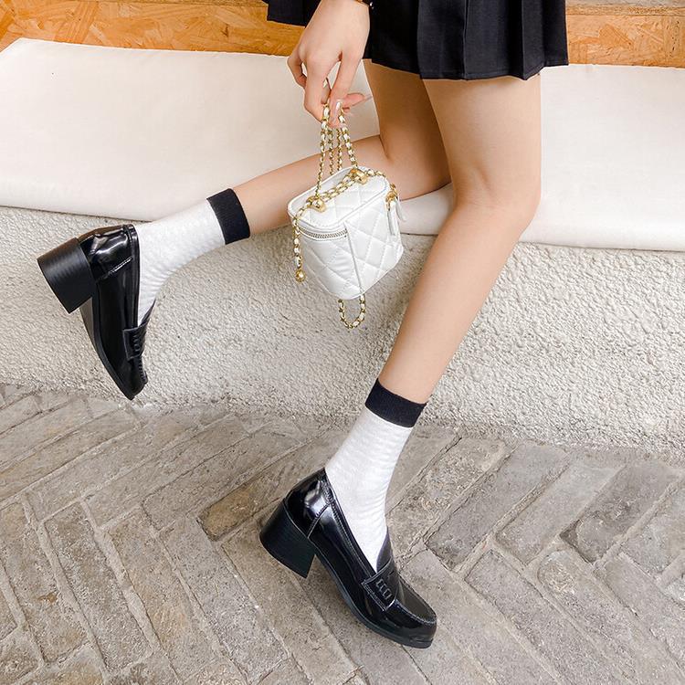 レトロスタイルローファーパンプス