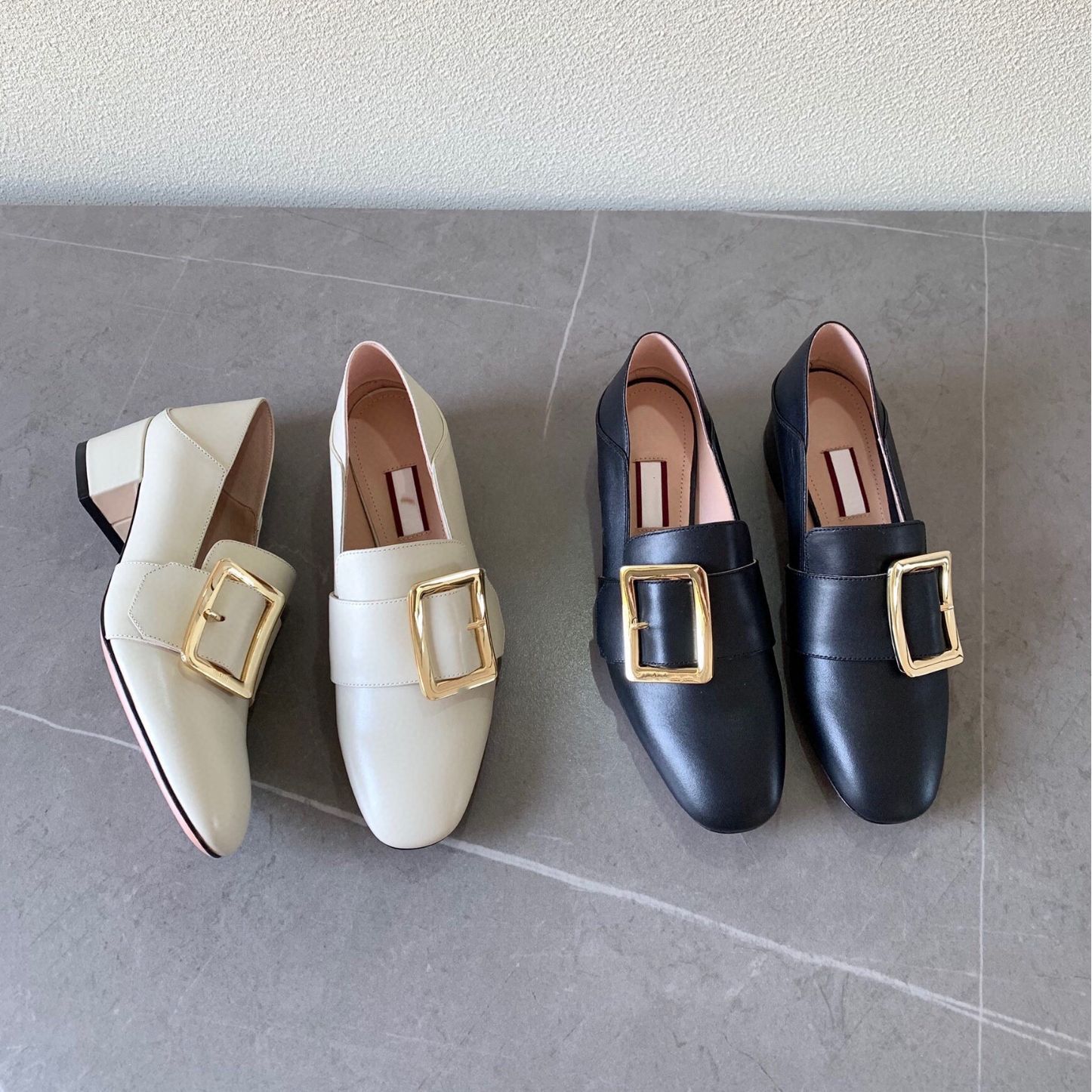 ゴールドバックル付きローヒールパンプス