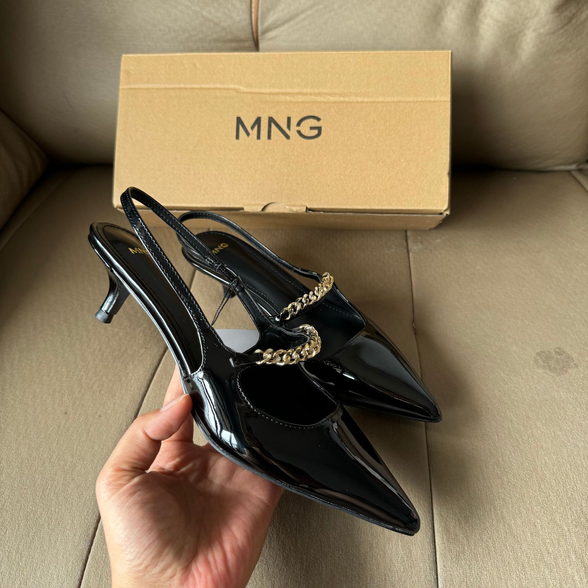 ビジネスシューズ チェーン飾り付きポインテッドトゥバックストラップパンプス