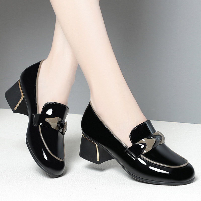 ビジネスシューズ メタル飾り付きローファー風チャンキーヒールパンプス