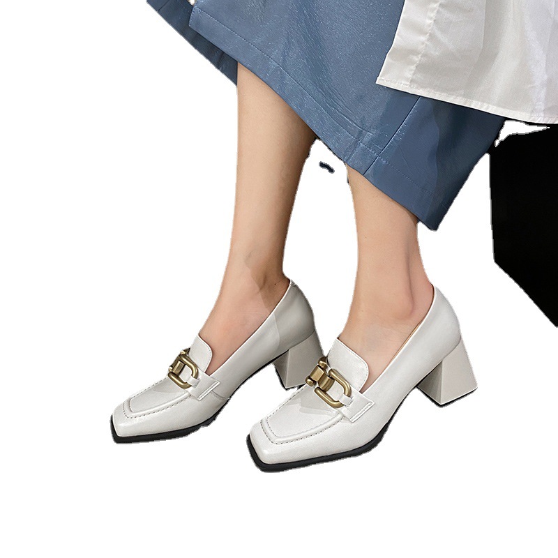 【安定】スクエアトゥ 太ヒール パンプス - 金具付き 通勤 痛くない