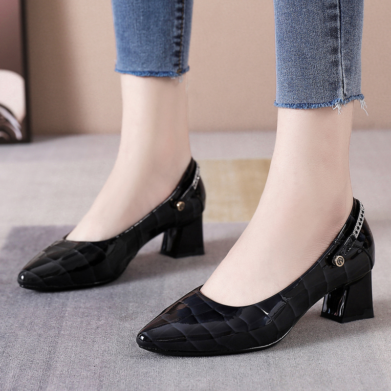 エナメル調チャンキーヒールパンプス