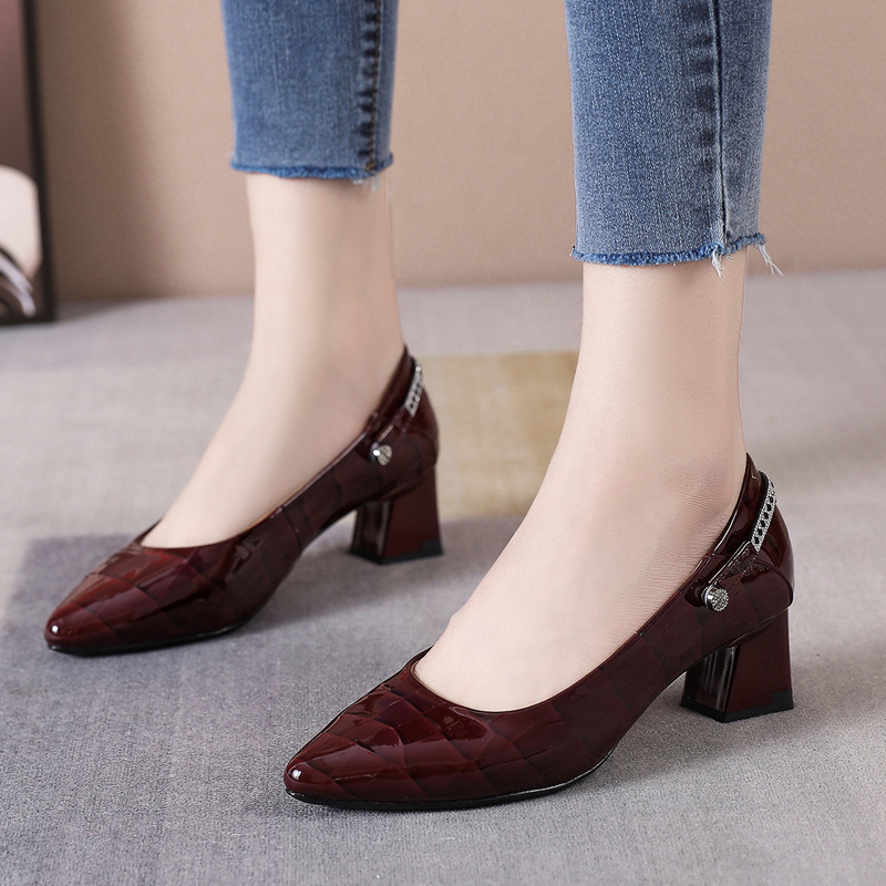 エナメル調チャンキーヒールパンプス