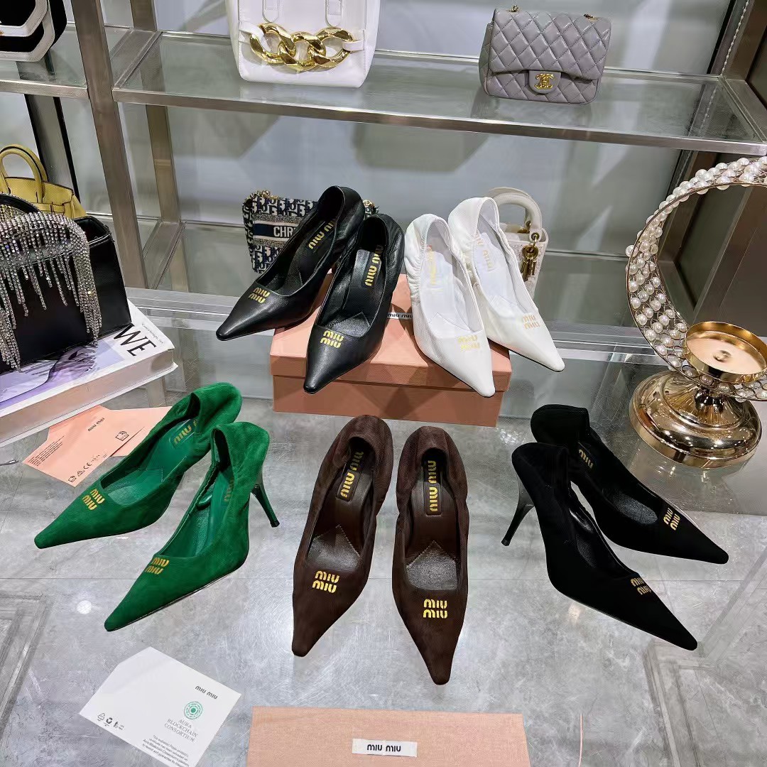 とんがりポインテッドヒールパンプス