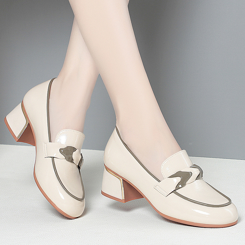 ビジネスシューズ メタル飾り付きローファー風チャンキーヒールパンプス