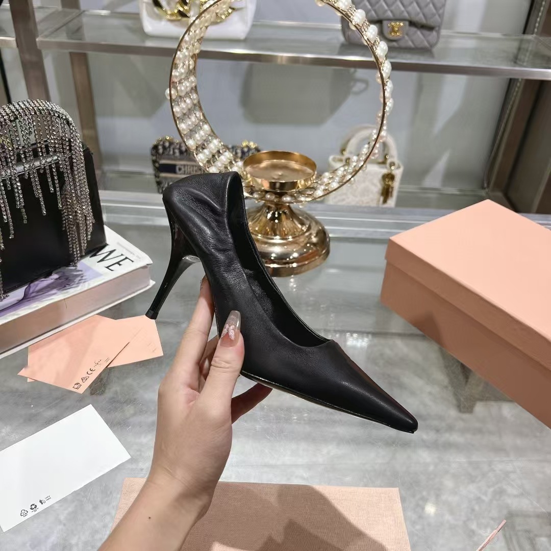 とんがりポインテッドヒールパンプス