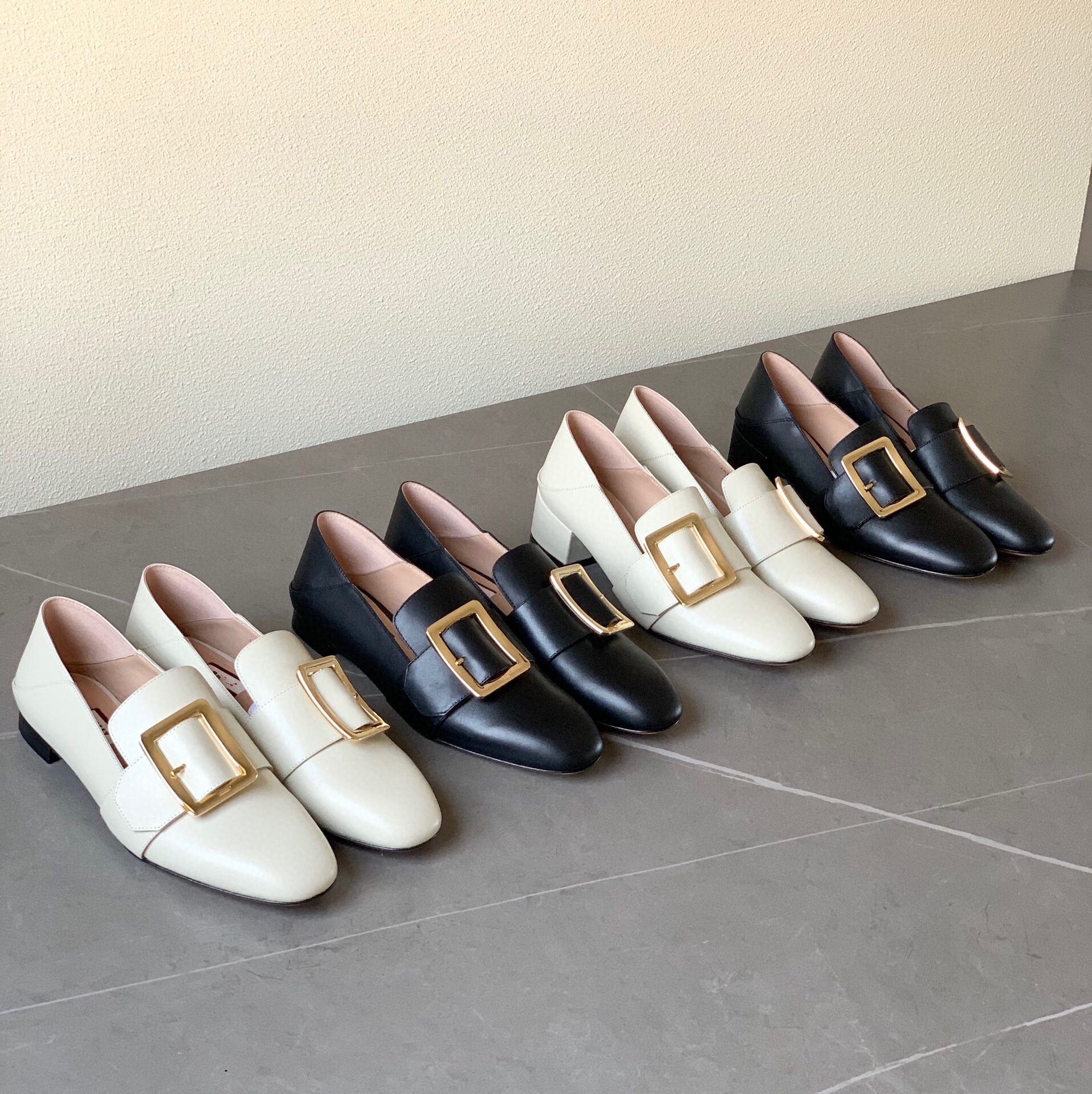 ゴールドバックル付きローヒールパンプス
