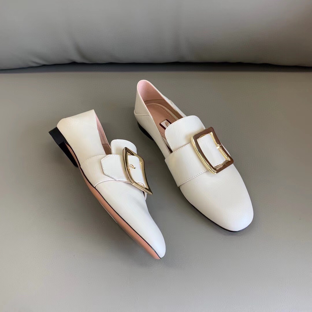 ゴールドバックル付きローヒールパンプス