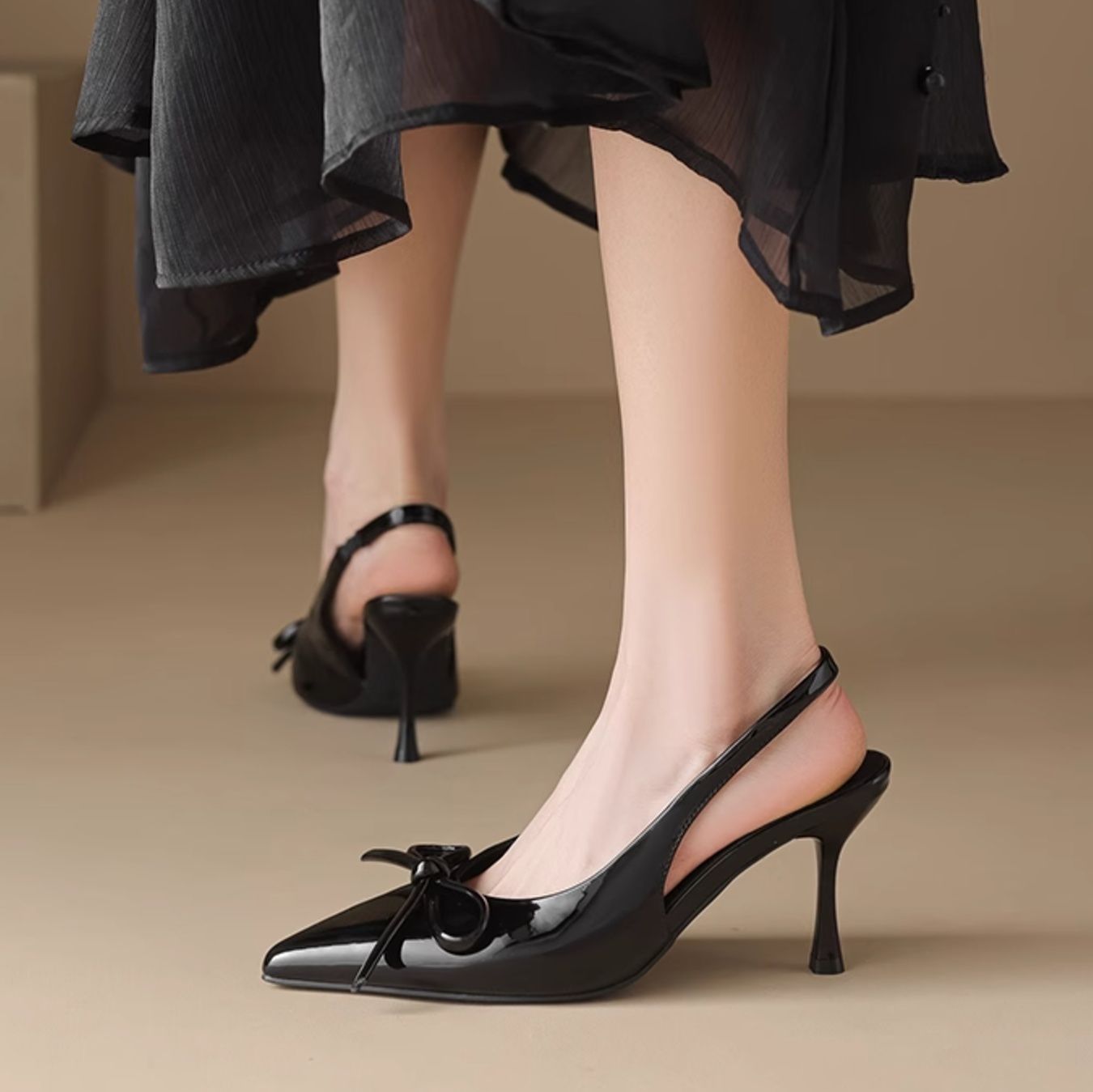 黒靴 黒靴 優美リボンバックストラップパンプス