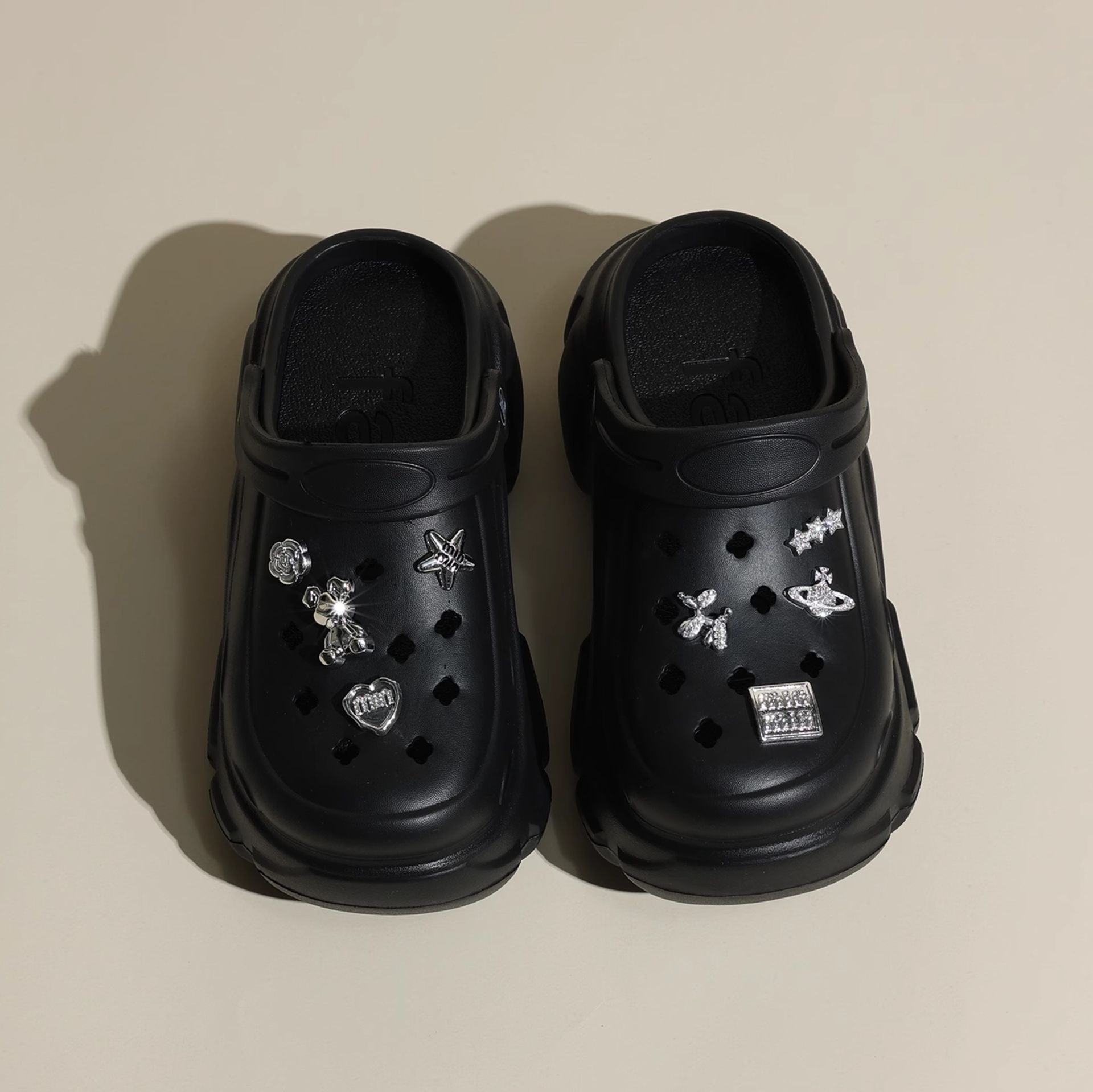 黒靴 黒靴 チャーム付き厚底サボサンダル