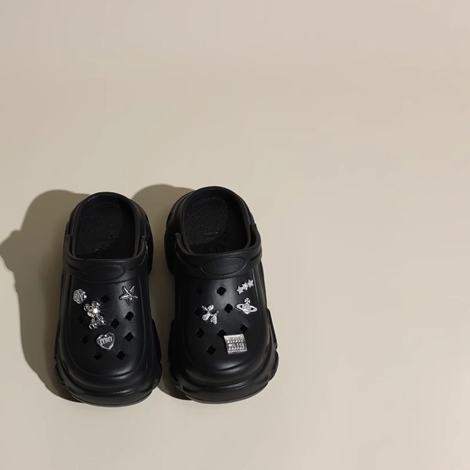 黒靴 黒靴 チャーム付き厚底サボサンダル
