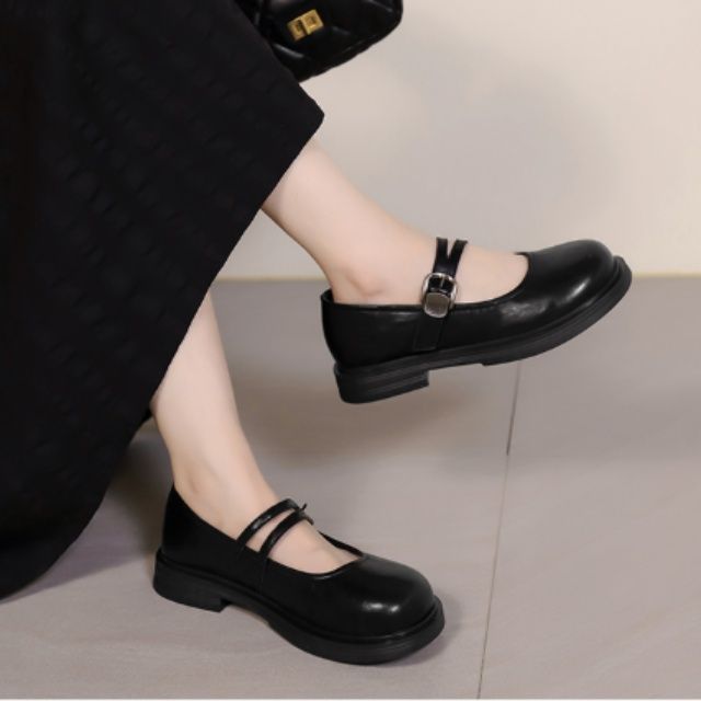 黒靴 レトロ風ストラップシューズ