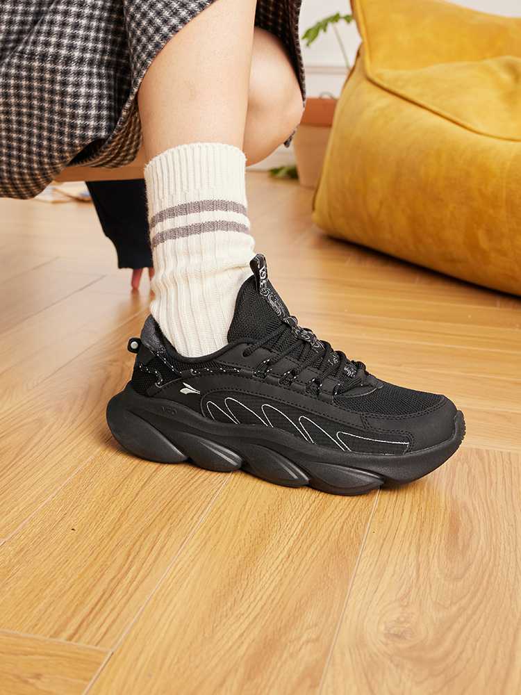 黒靴 うねりウェーブ厚底スポーツ