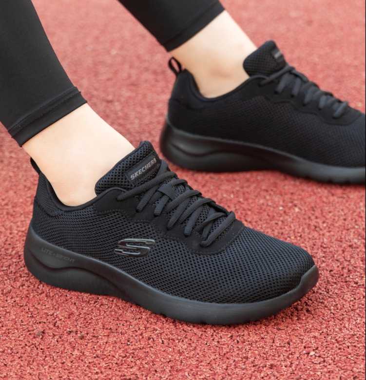 黒靴 メッシュ素材のスポーツシューズ