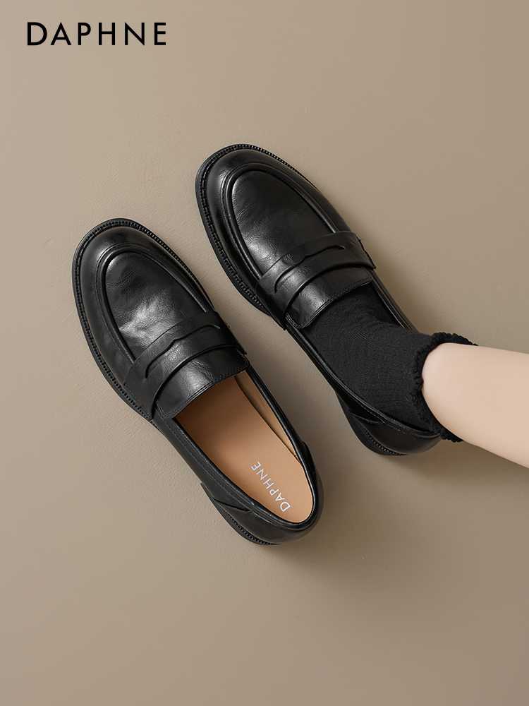 黒靴 古典的ペニーローファー