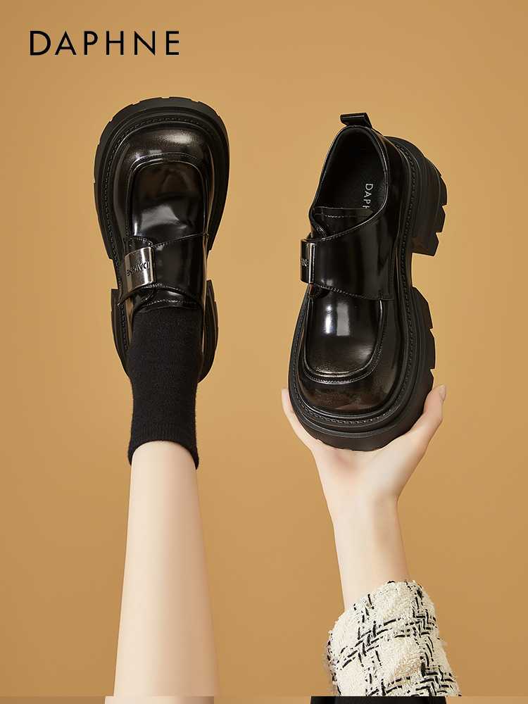 黒靴 厚底ベルト付きローファー