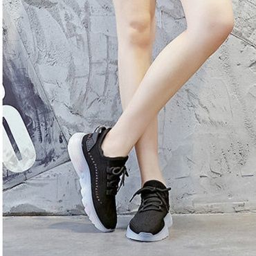 黒靴 レディース厚底スニーカー黒四センチソール紐靴美脚効果