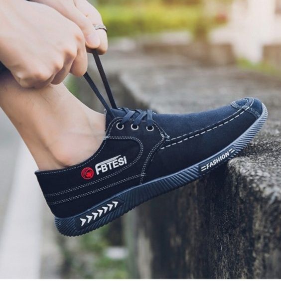 黒スニーカー メンズ 厚底 歩きやすい靴