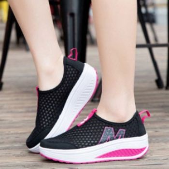 黒靴 通気性抜群メッシュ素材黒スリッポン春夏秋冬対応