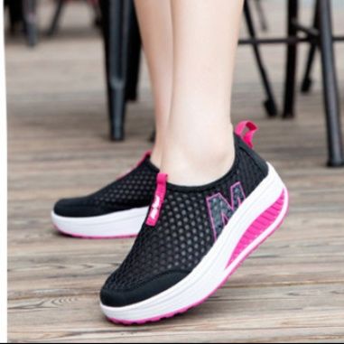 黒靴 通気性抜群メッシュ素材黒スリッポン春夏秋冬対応