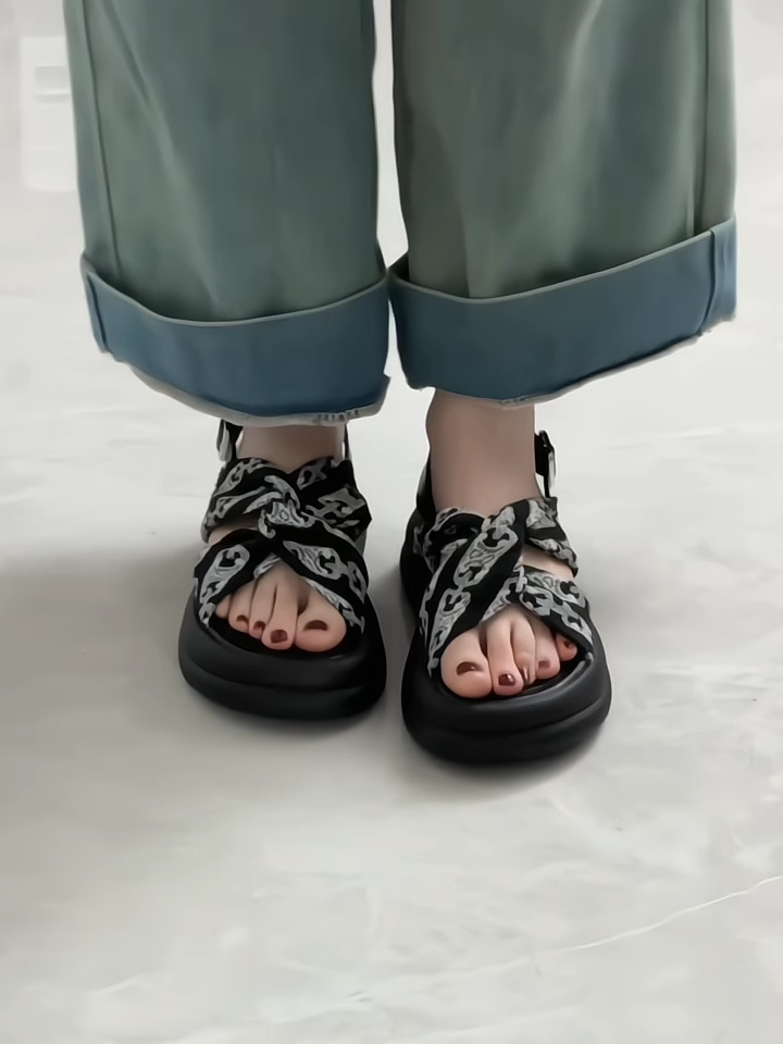 黒靴 リボン結び厚底サンダル