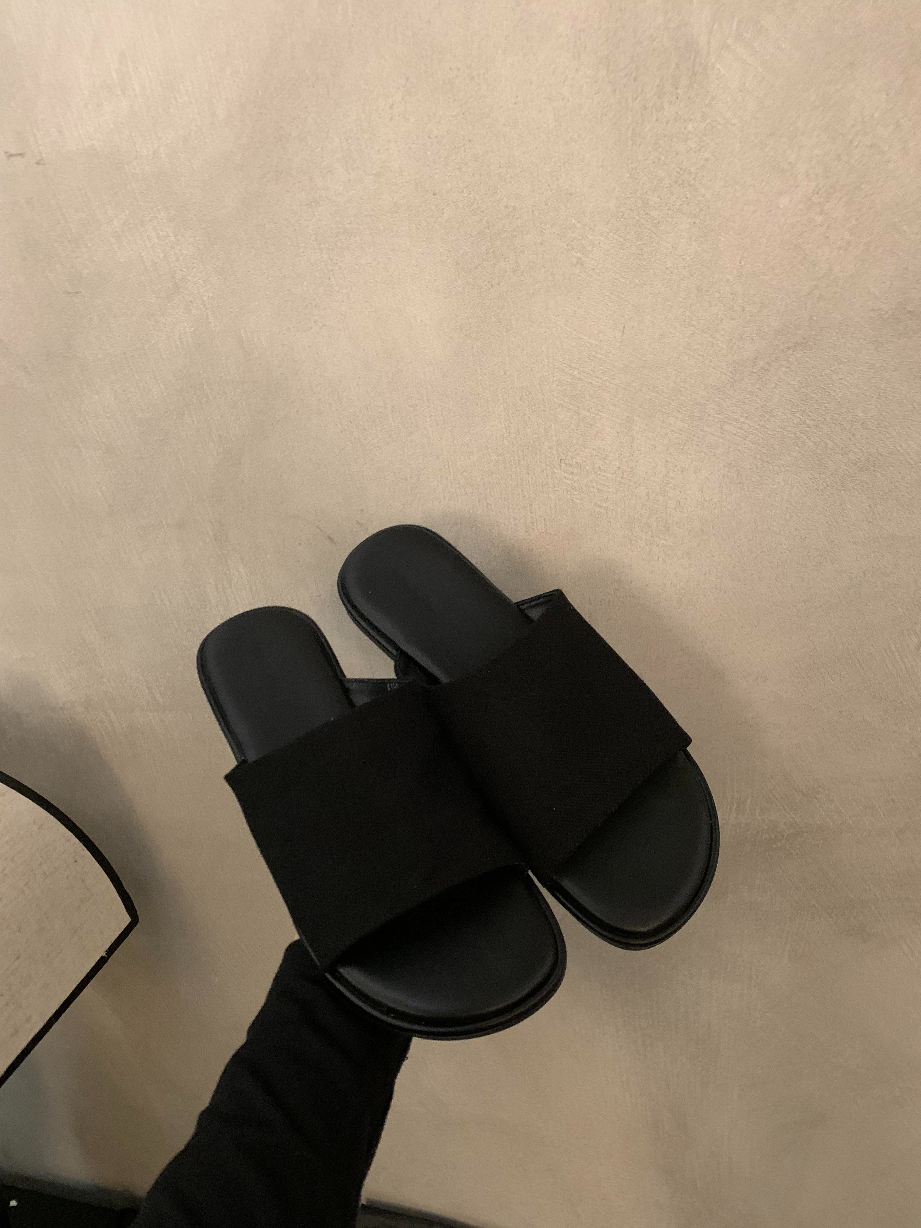 黒靴 シンプル一枚帯フラットサンダル