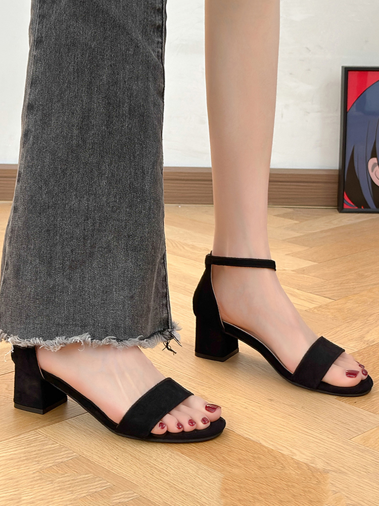 黒靴 シンプル足首ストラップサンダル