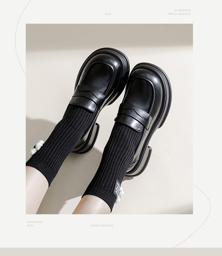 黒靴 厚底ローファー 上質モダン