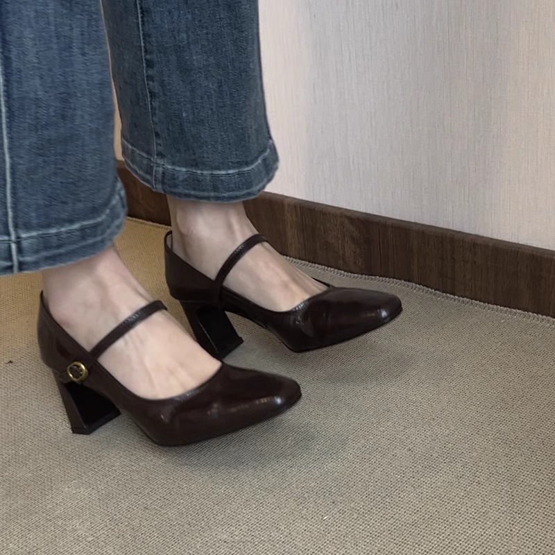 黒靴 ストラップ付きスクエアトゥチャンキーヒールパンプス
