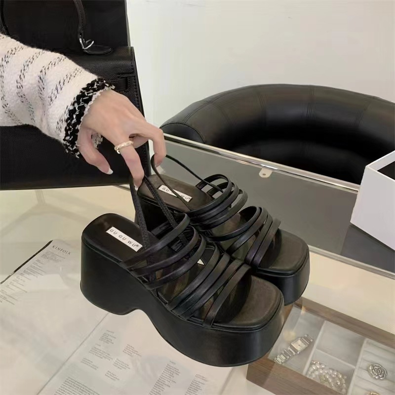 黒靴 黒靴 厚底マルチストラップサンダル